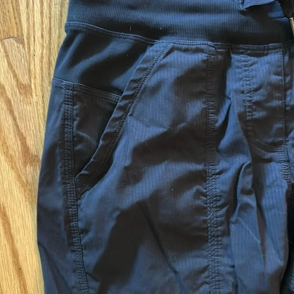 Lululemon sz 4 black track pants 26” inseam pockets great pre owned condition - Picture 8 of 8
